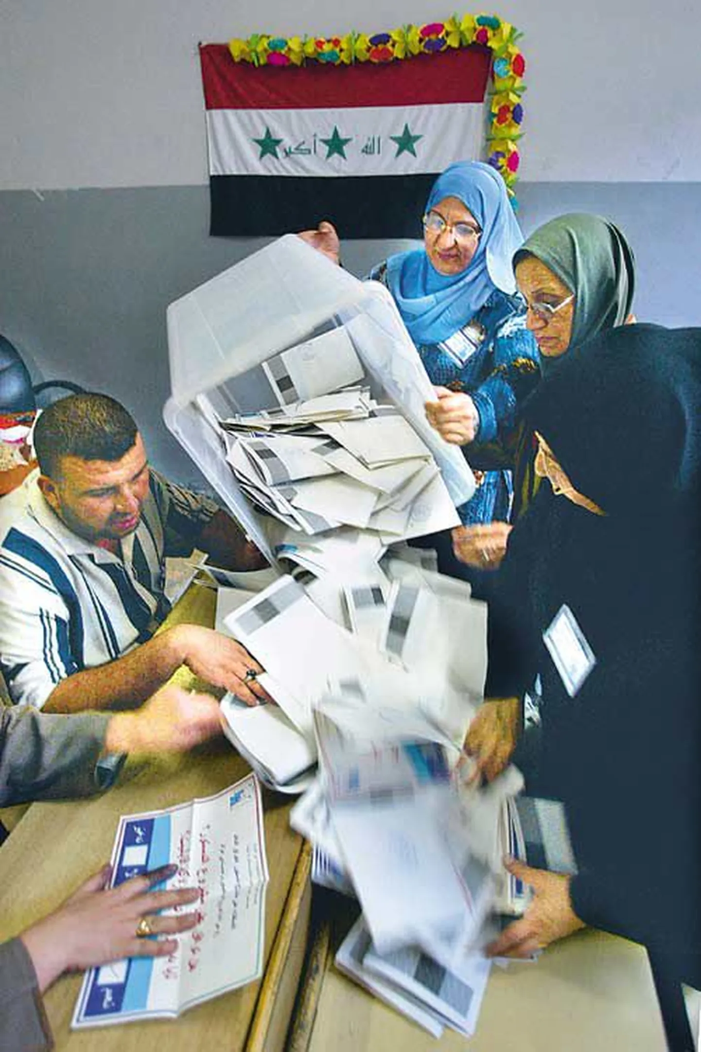 Ametnikud asusid Iraagi uue põhiseaduse referendumil antud hääli lugema kohe pärast valimisjaoskondade sulgemist 15. oktoobril. Ametlik hääletustulemus, et iraaklased on põhiseaduse heaks kiitnud, selgus aga alles eile.