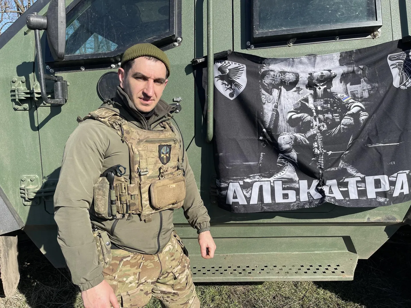 Donetski lennujaama kaitsnud küborg Kants on endiste vangide rühmaülem. Soomuki uksel ripub Alcatrazi üksuse sümboolikaga lipp.