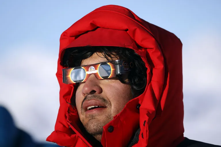 Tšiili Antarktika uurimisjaama teadlane vaatamas 4. detsembril 2021 täielikku päikesevarjutust