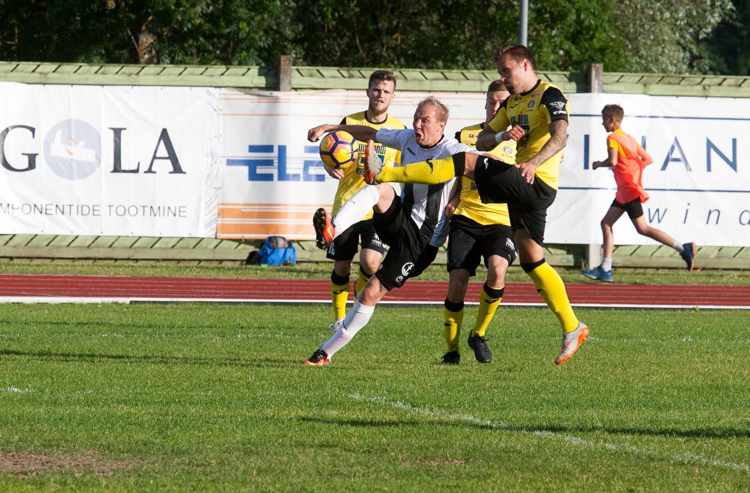 Viljandi Tulevik (kollases) sai klubi ajaloo ühe vägevaima võidu, kui alistas koduväljakul Tallinna Levadia.