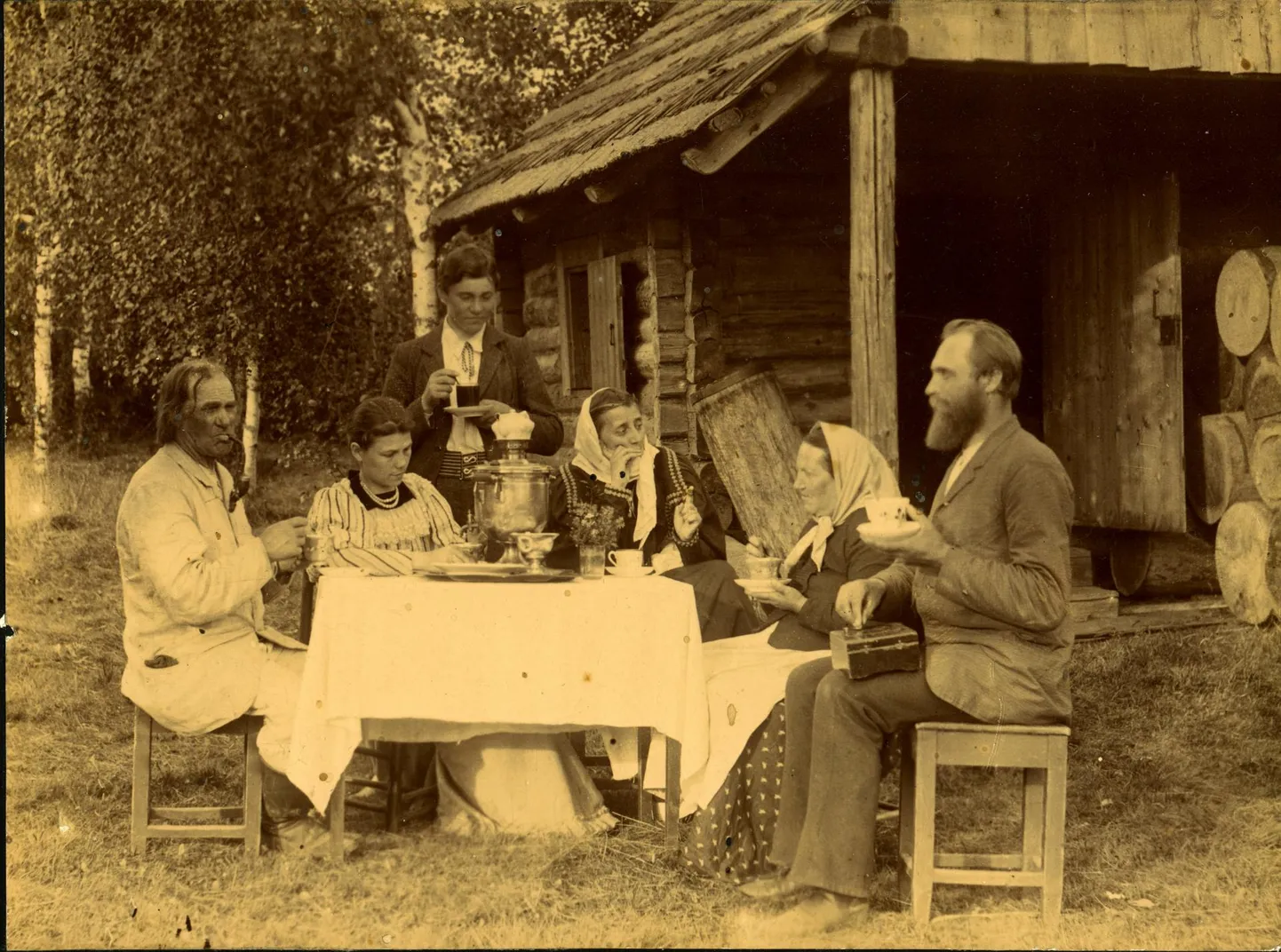 1898​. aasta. Egeri talu sauna juures istuvad (vasakult) Viilip Lammas, Anna Wiegandt-Lammas, Lilli Suburg, Jaan Lammase kasuema ja Jaan Lammas.