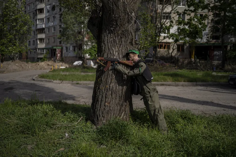 Ukrainlased petavad Harkivi piirkonnas venelasi võltspüssidega mannekeenidega. Foto on tehtud 13. mail 2022