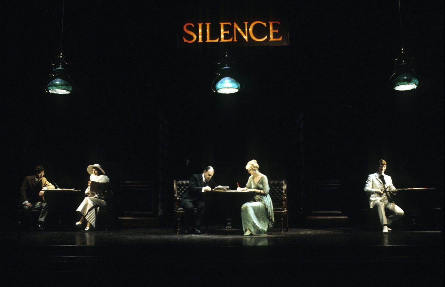 Vaikust!: Tom Stoppardi lavastus Travestiad 1974. juunis: James Joyce , Vladimir Lenin ja dadaist Tristan Tzara 1917. aasta Zürichis, dadaismi sünnilinnas.