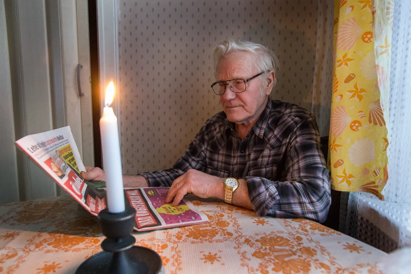 Veel ei pea Otto Innos ajalehte küünlavalgel lugema, ent hirm, et peatselt nii läheb, saadab teda päevast päeva.