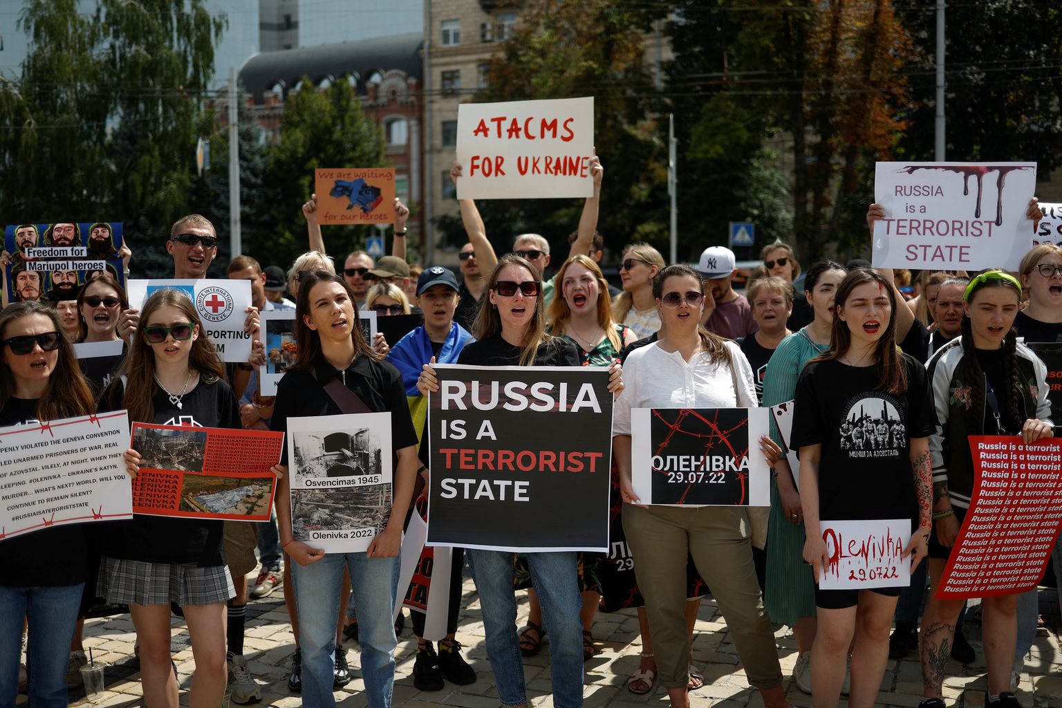 Azovstali kaitsjate lähedased nõudmas Venemaa tunnistamist terroristlikuks riigiks.