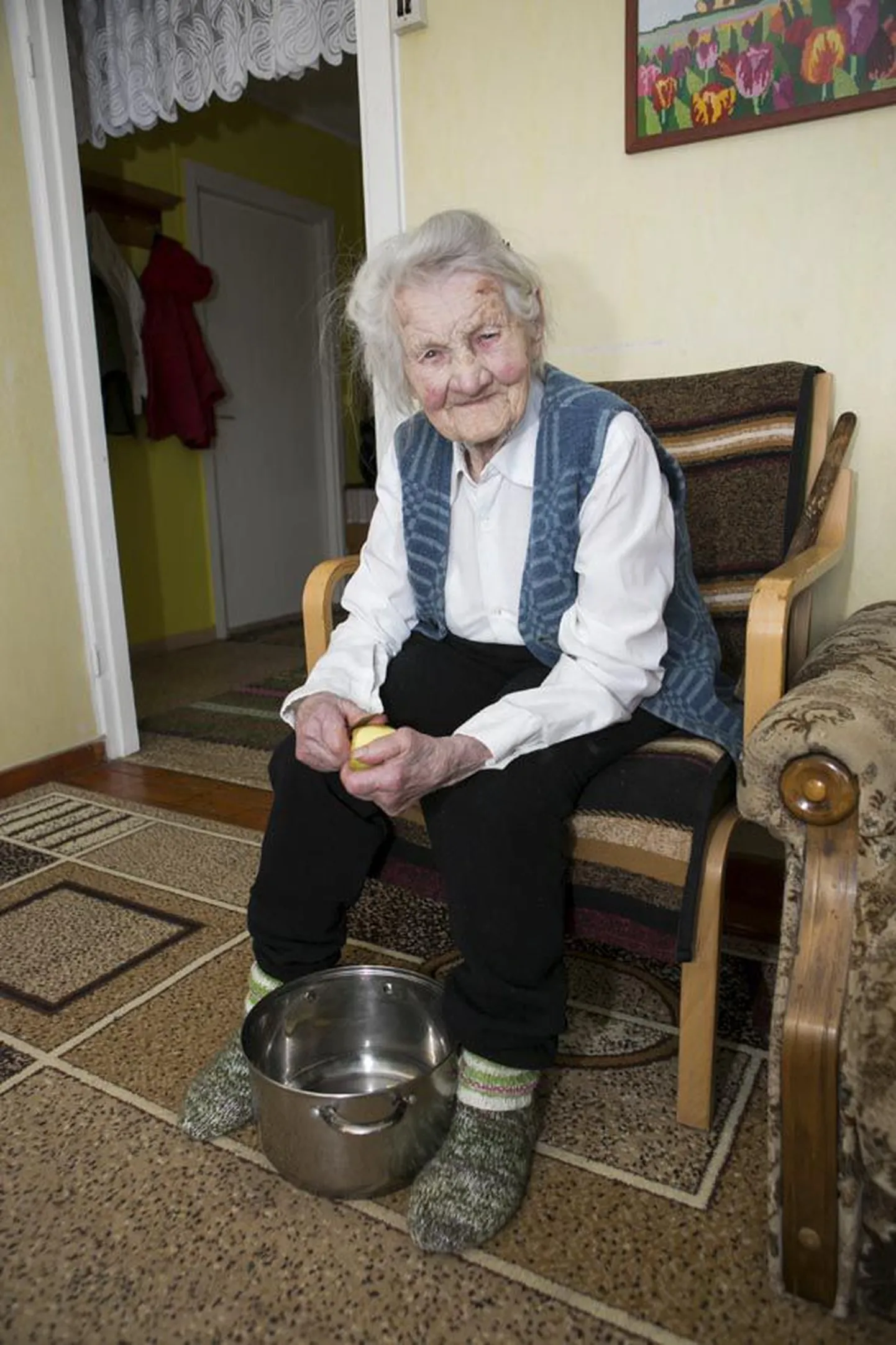 Täna oma 101. sünnipäeva pidaval Selma Varblasel jätkub töötahet. Nii koorib ta näiteks kogu perele kartuleid. Kui Sakala fotograaf palus tal selle töö pildile jäädvustamiseks ette võtta, reetis muidu tasase vanaproua huumorimeelt muie, mis ta huulile saabus.