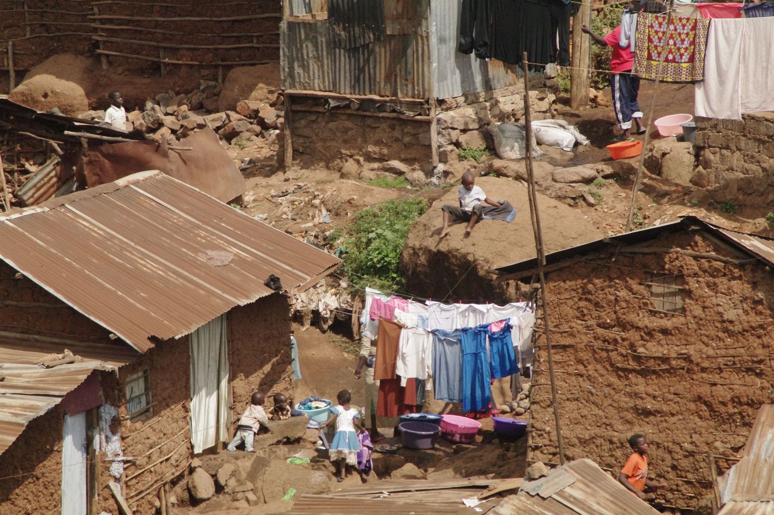 Hingemattev vaesus Nairobis Kibera slummi kitsastel radadel, kus on õnnestunud käia väga vähestel eestlastel. Foto on illustreeriv