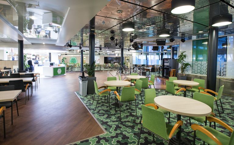 Интерьер кафе быстрого обслуживания решен в зеленых тонах. Фото: