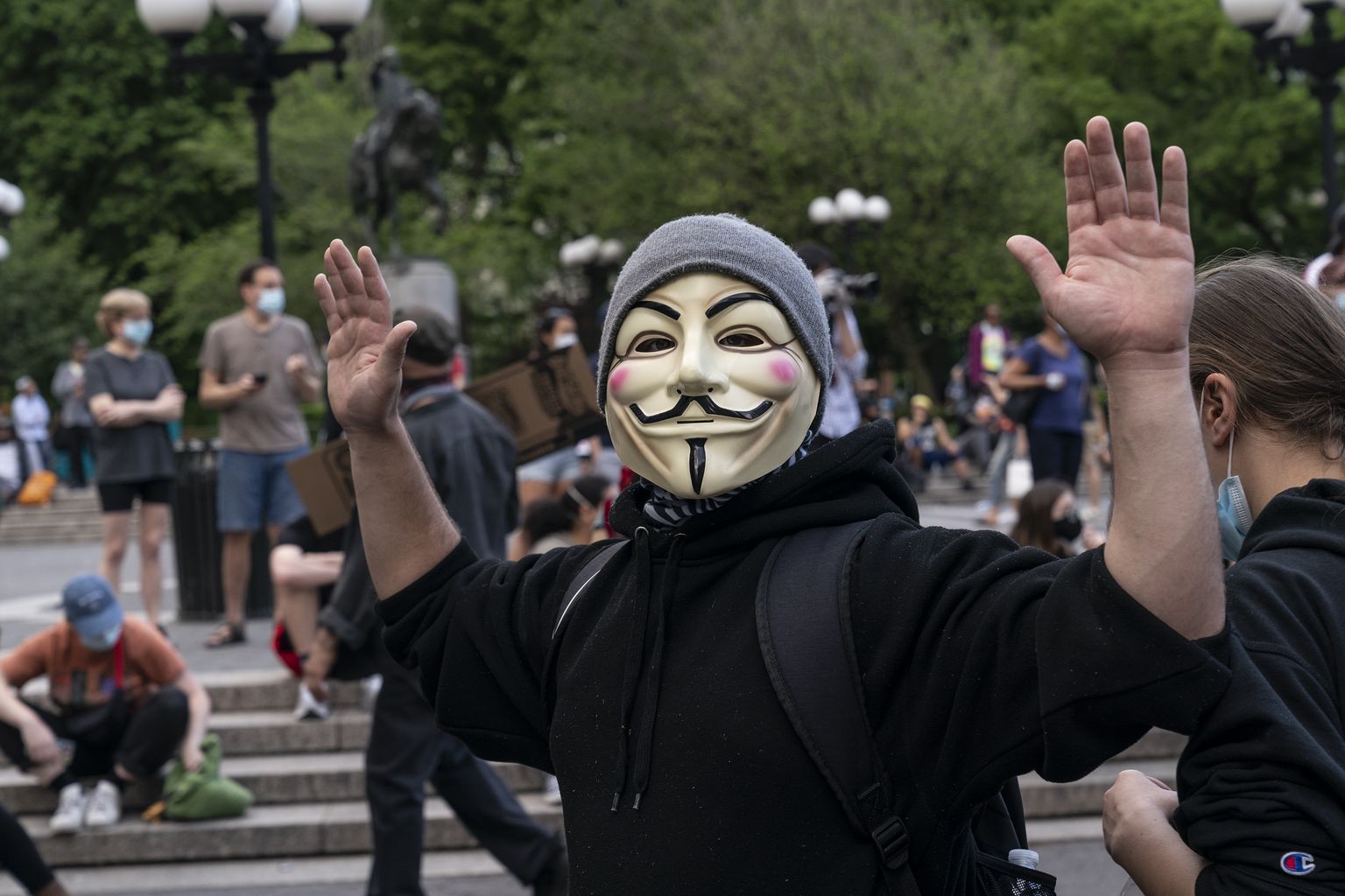Politseivägivallavastased meeleavaldused New Yorgis. Protestija Guy Fawkesi maskis.
