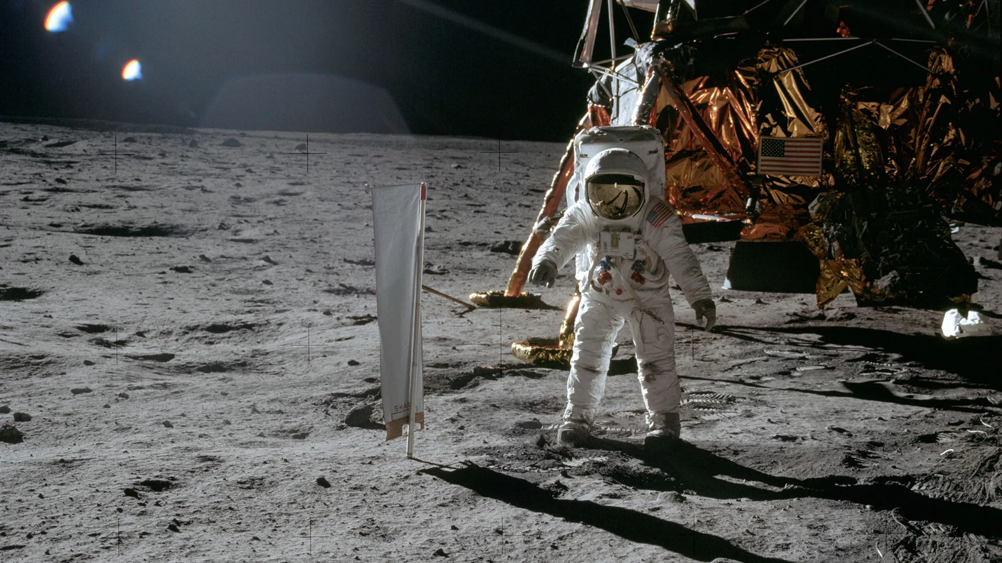 Buzz Aldrin kosmosekäigul Päikesetuule koostist mõõtva katseseadmega. Taustal paistab maandumismoodul Eagle.