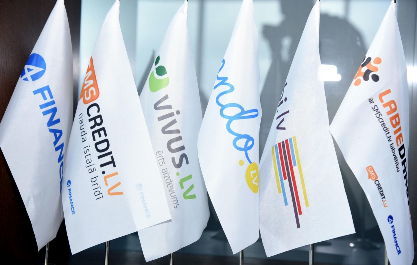 Läti laenuettevõtete logodega lipud