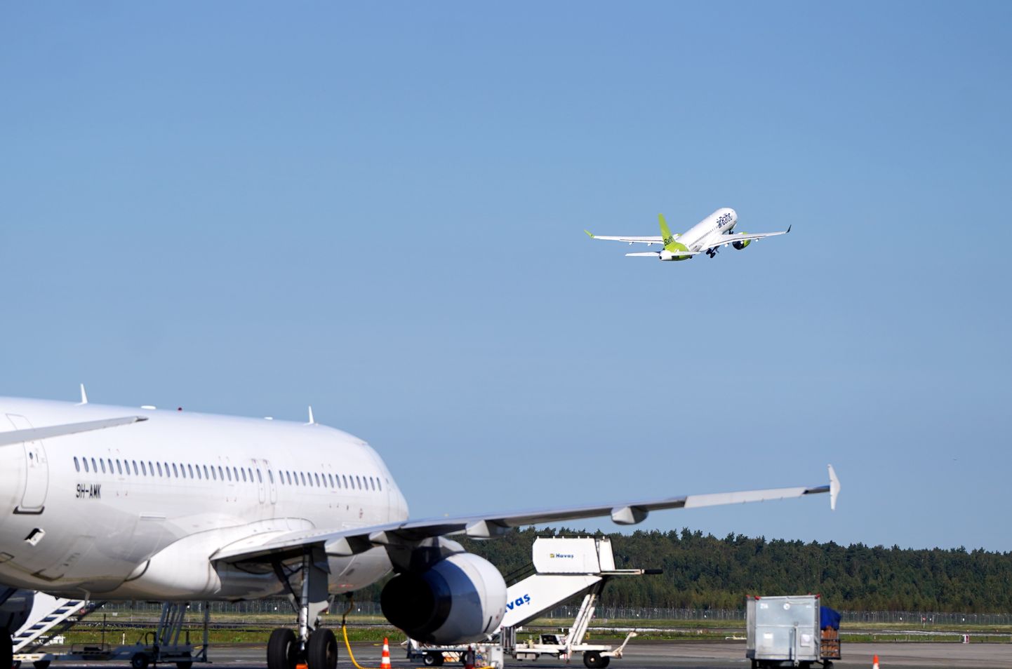 Самолет airBaltic вылетает из Рижского аэропорта.