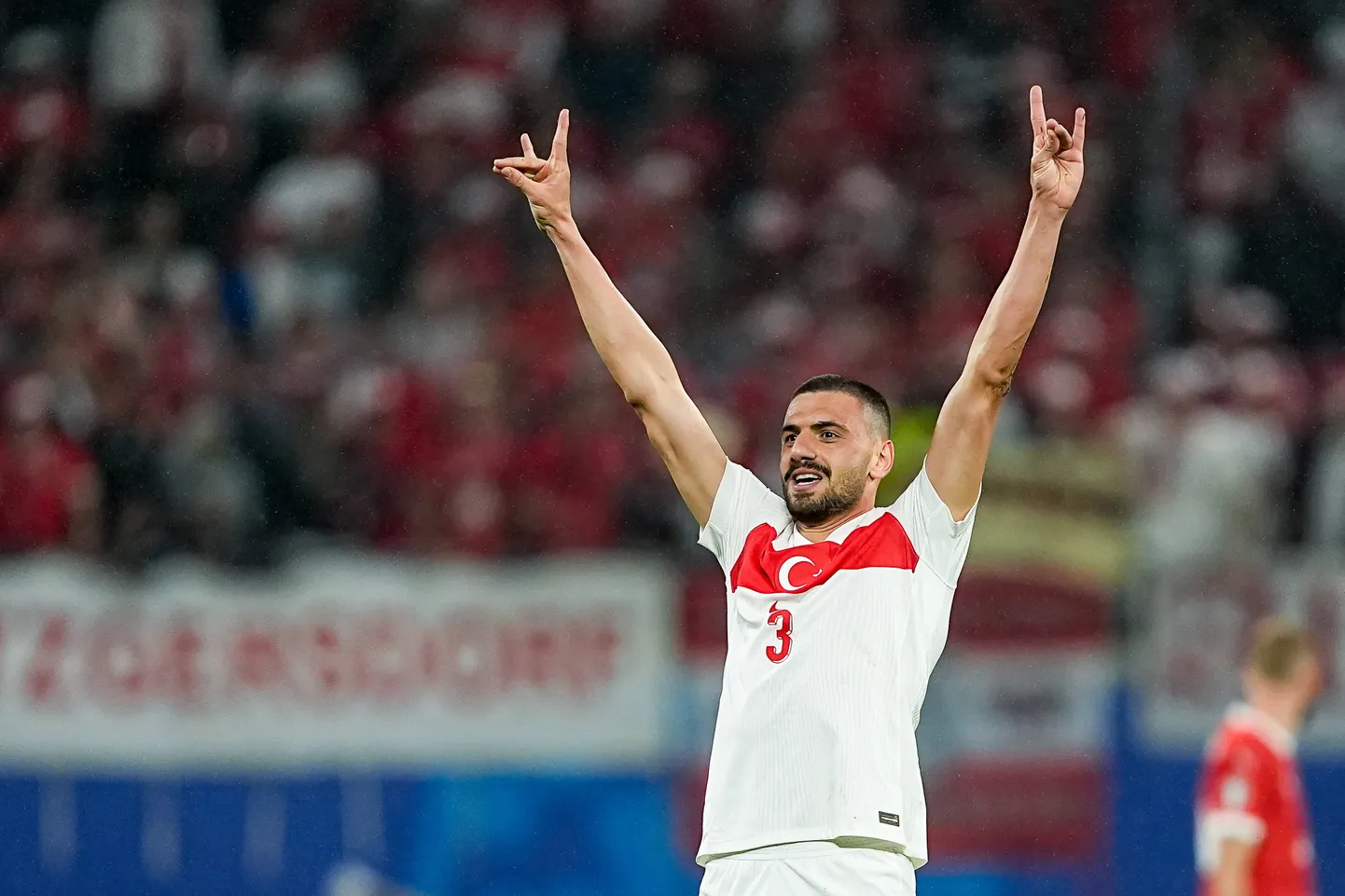 Türgi koondise keskkaitsja Merih Demiral tegi 2. juulil 2024 Leipzigis EMi kohtumisel Austriaga paremäärmusliku «hunditervituse», mille eest määrati talle kahe mängu keeld. Umbes samasugust žesti kasutavad ka õpetajad, et õpilasi vaikima panna. Saksa linn Bremen keelas koolides selle käemärgi.