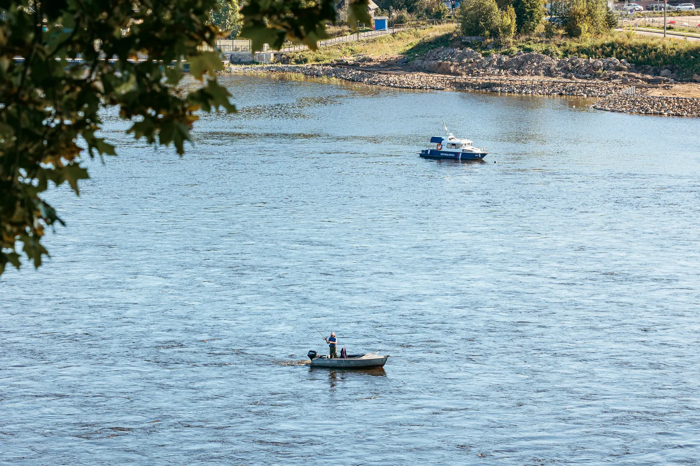 Narva jõel on Narva ja Narva-Jõesuu vaheliselt lõigult Vene piirivalve Eesti poid minema viinud ning kalamehed peavad olema väga ettevaatlikud, sest kontrolljoont silmitsevad teraselt nii Vene kui Eesti piirivalvurid. Reedel tehtud fotol on näha Eesti kalamehi ning taamal Vene piirivalve patrullkaatrit.