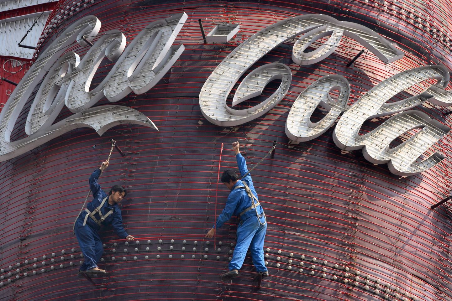 Coca-Cola reklaami ülespanek Shanghais Hiinas.