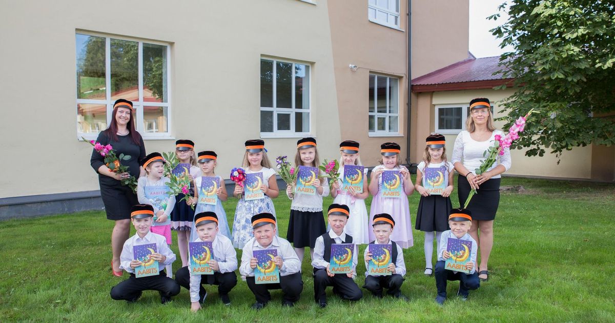 Rakke kooliuusikute päid ehivad toredad teklid