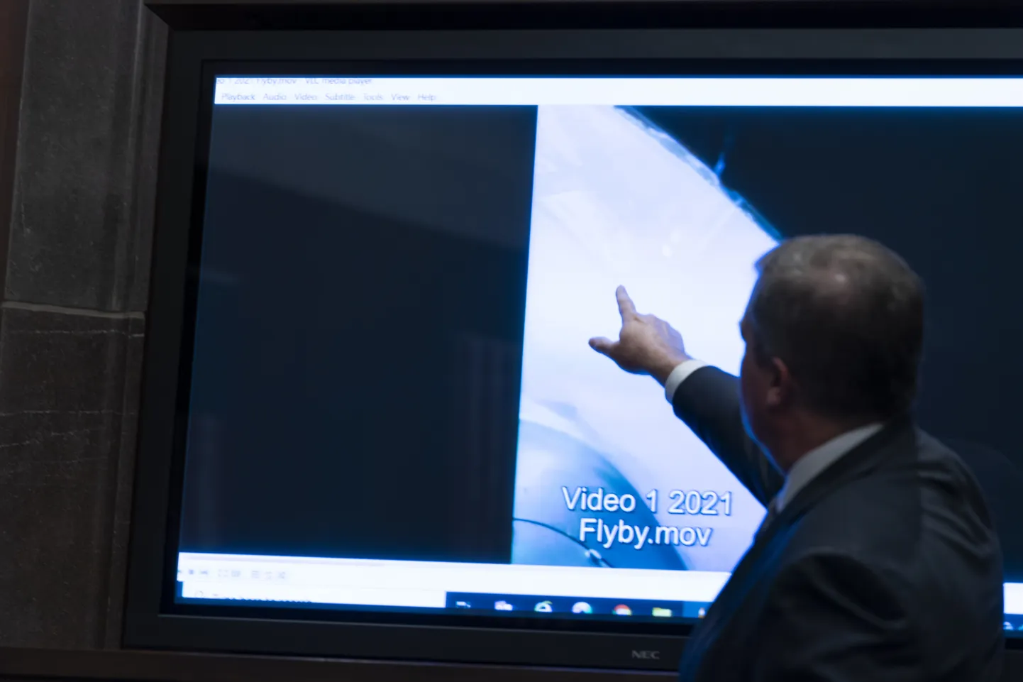 Merendusluure asedirektor Scott Bray pidamas ettekannet UAPde teemal 2022. aastal Kongressis.