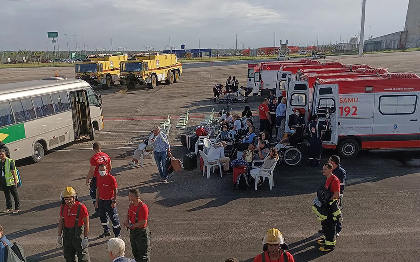 Пассажиры после аварийной посадки самолета в Бразилии