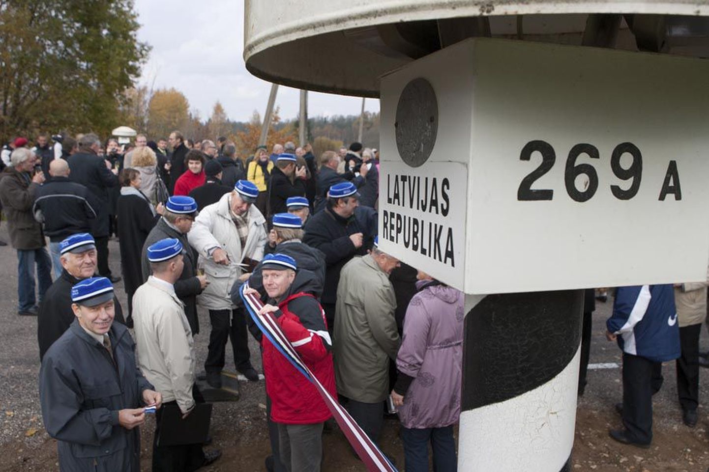 Kahe riigi ühistee avamisest võtsid Viljandi Sakala koori mehed endale väikese mälestuse.