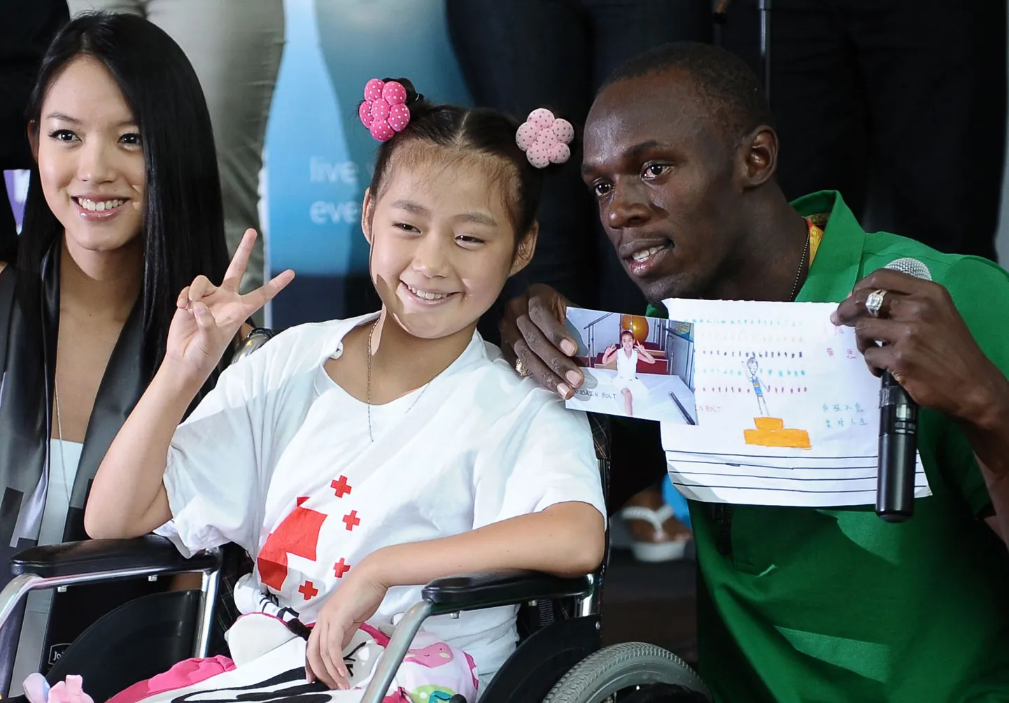Usain Bolt poseerimas koos Sichuani maavärinas jala kaotanud Huang Siyu ja Miss Worldi Zhang Ziliniga