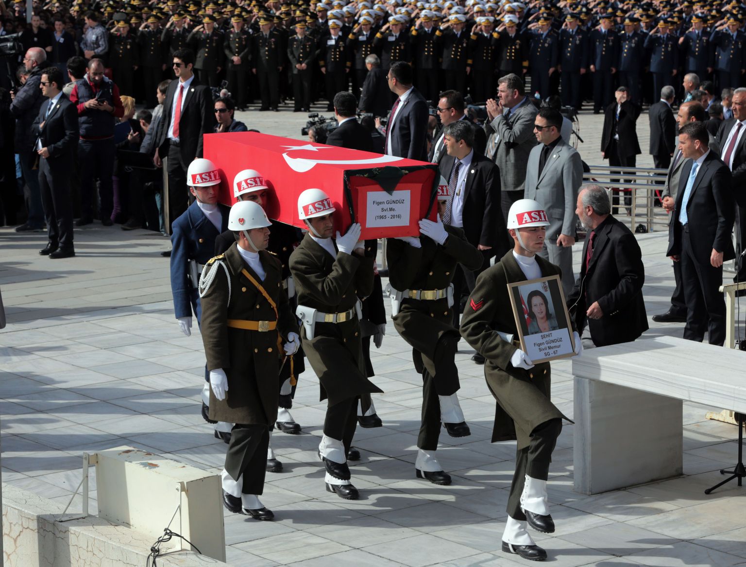 Kolmapäeval Ankaras toimunud rünnakus hukkunu matusetseremoonia. Türgi võimud süüdistavad pommirünnakus Süüria kurde.
