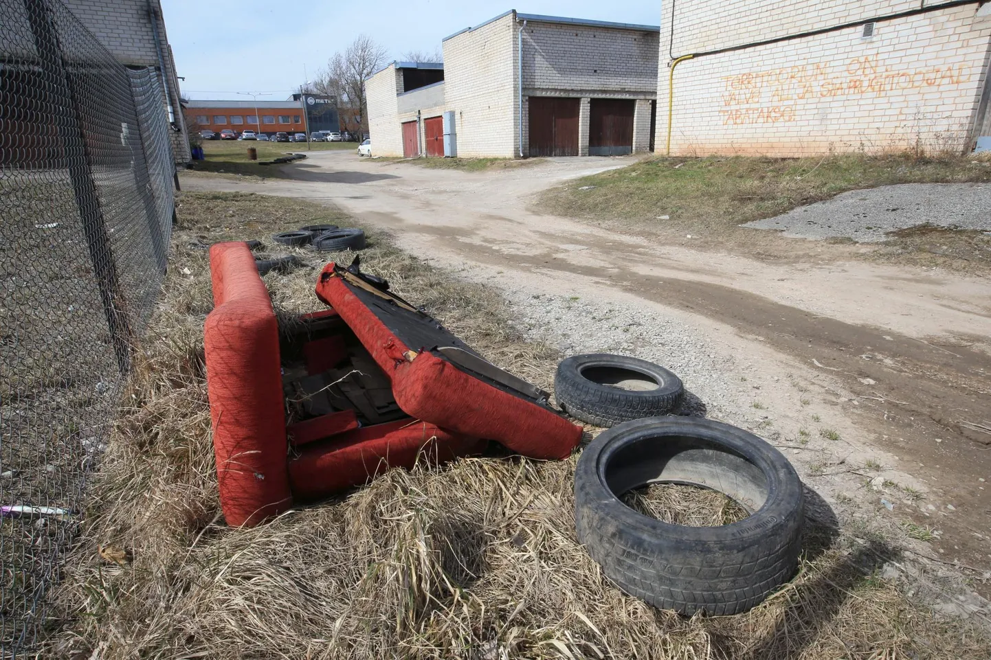 Kõrvalistes kohtades rämpsupuudust pole, näiteks Jalaka tänava garaažide juures ootavad koristamist diivan ja rehvid.