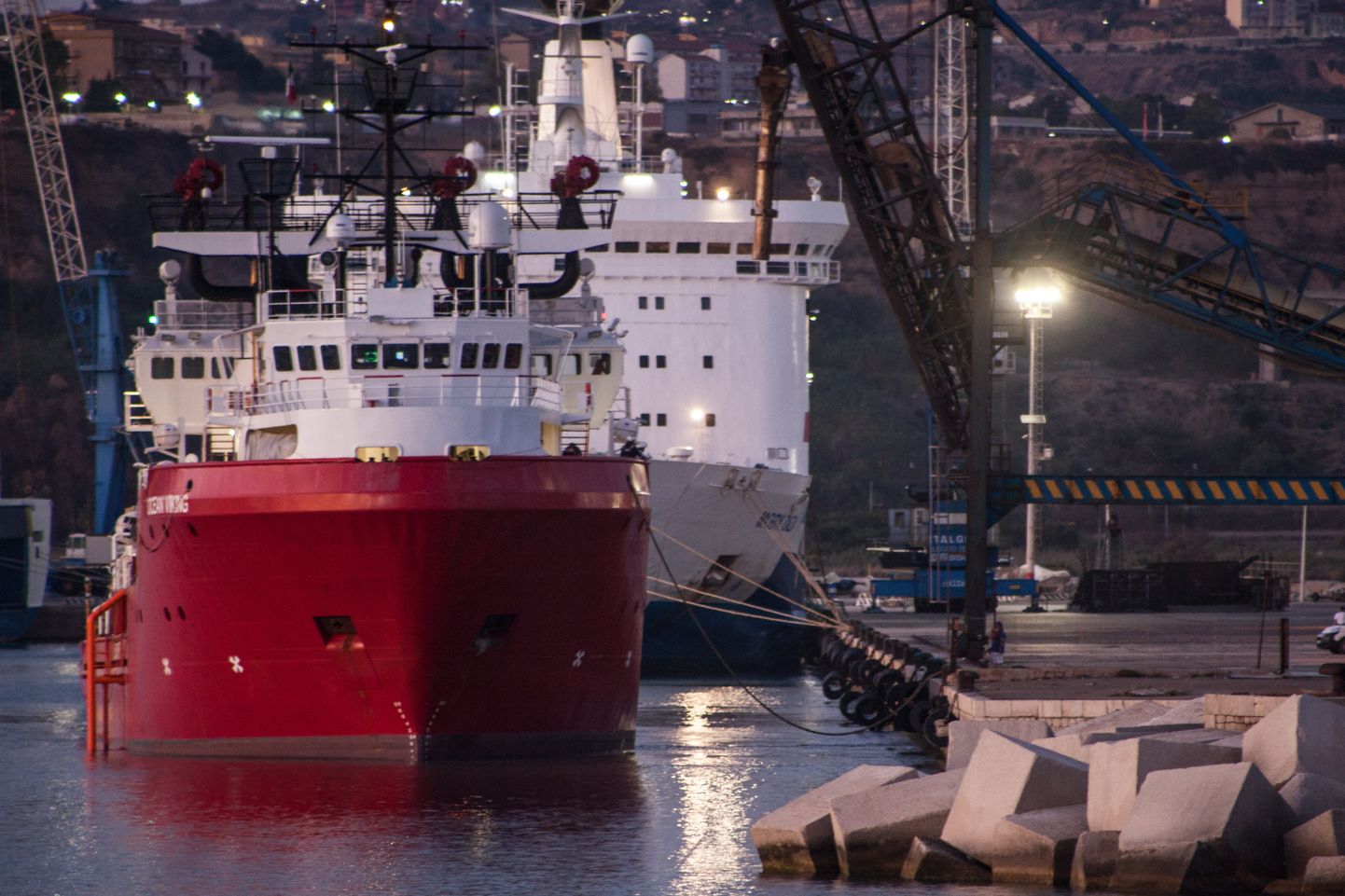 Humanitaarabilaev Ocean Viking ja selle taga paiknev karantiinilaev Moby Zaza Sitsiilias Porto Empedocle sadamas.