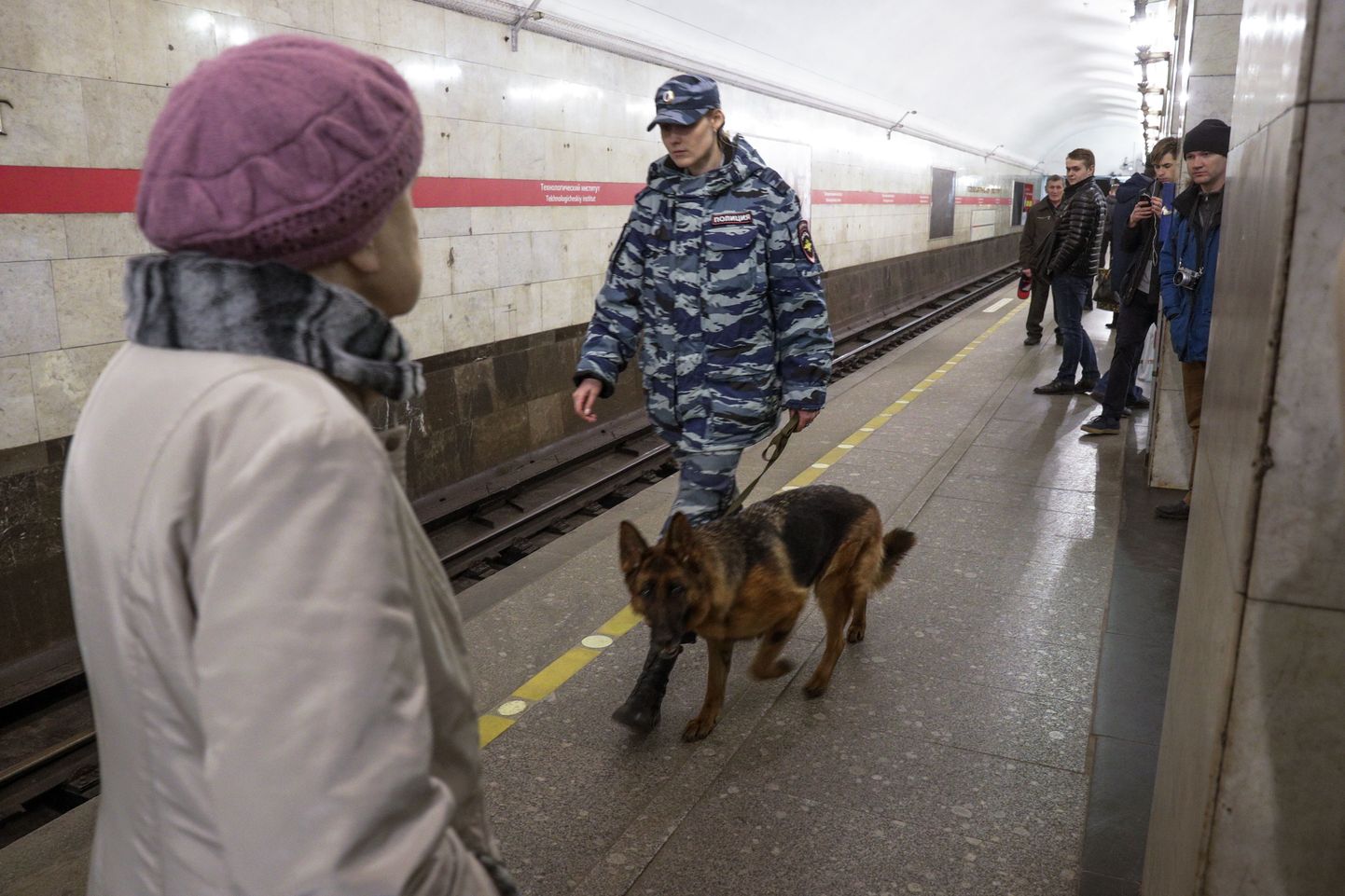 Politseinik Peterburi metroojaamas.