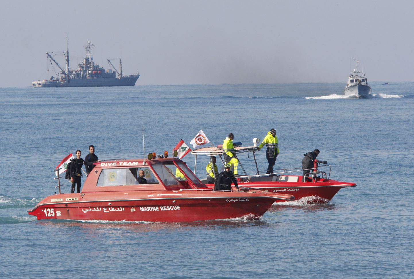 Liibanoni mereväelased otsivad Vahemerest lennuõnnetuse ohvreid ja lennuki tükke.