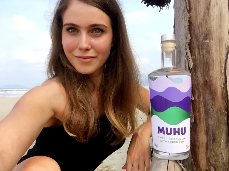 Sally Wynter koos oma kanepidžinni MUHUga.