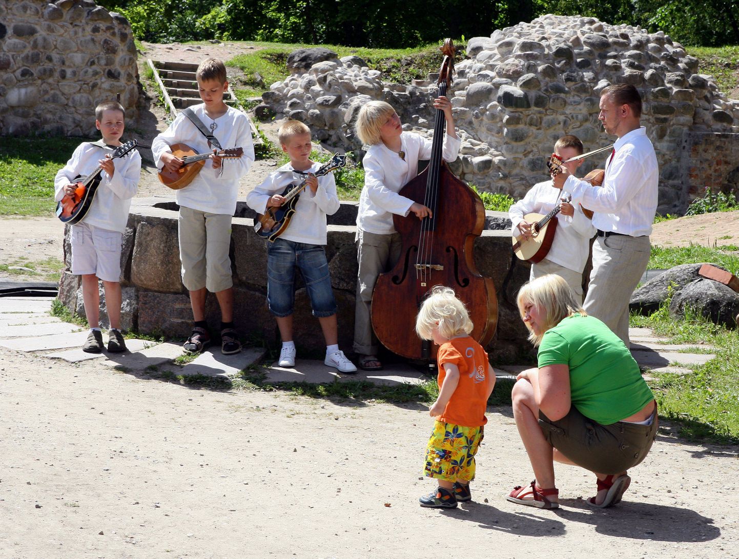 Noored muusikud Viljandi pärimusmuusika festivali avamisel.