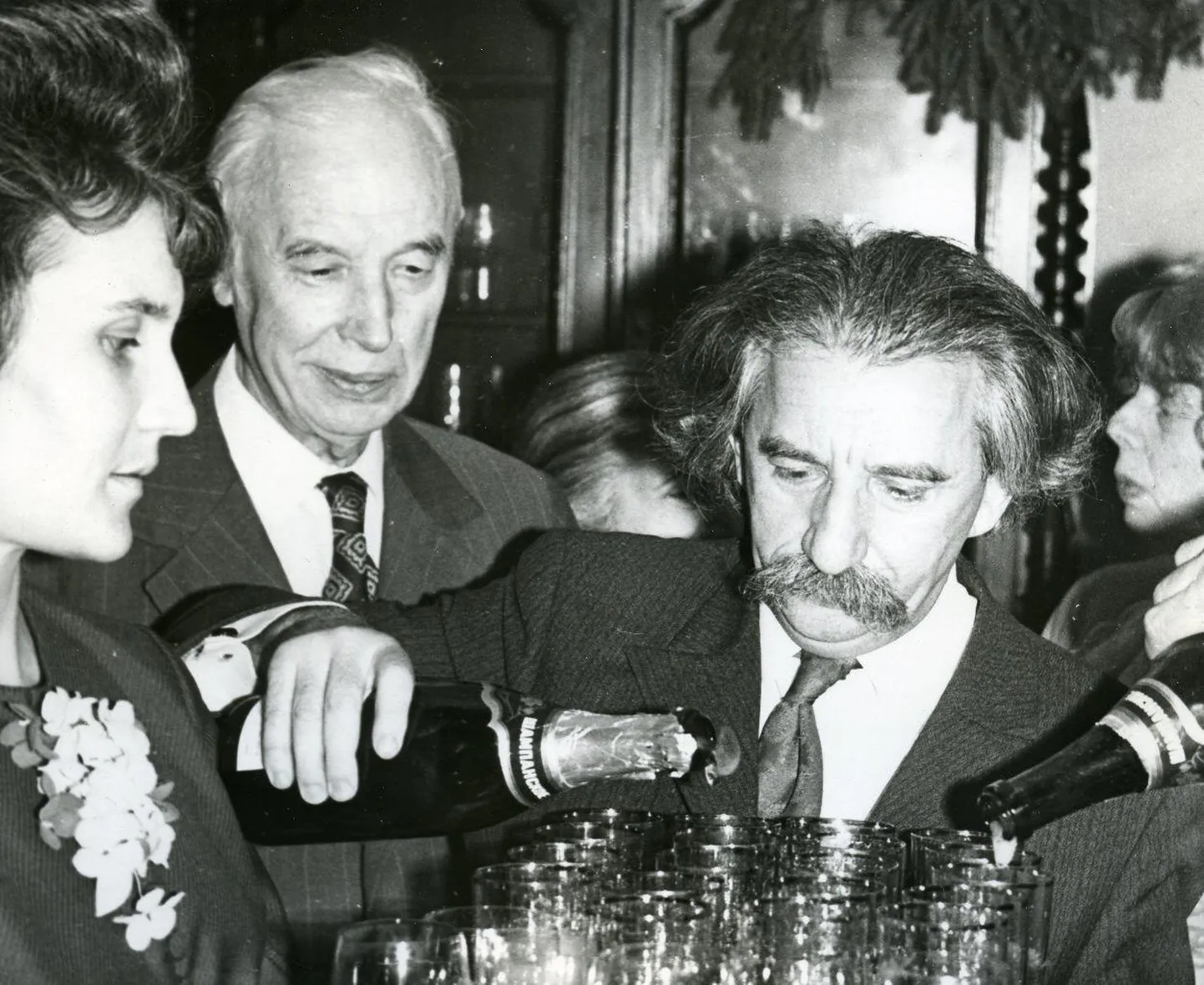 Juri Lotman 1974. aastal Tartu Ülikooli kohvikus. Vasakul Ann Malts ja Valmar Adams.
