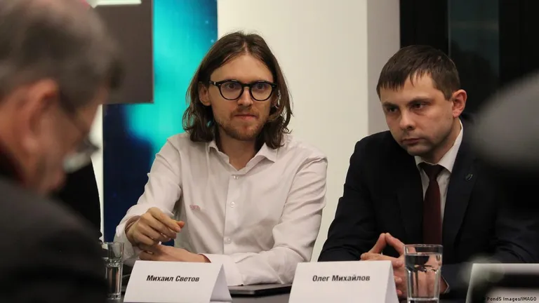 Слева: либертарианский политик и основатель SVTV News Михаил Светов (фото из архива)