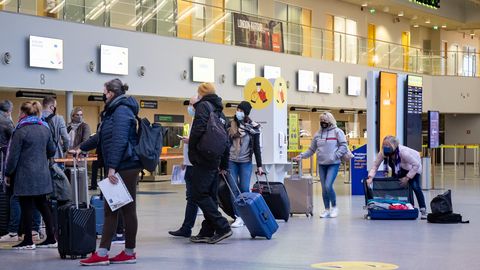 Шестеро иностранцев предъявили в аэропорту поддельные сертификаты о прохождении Covid-теста