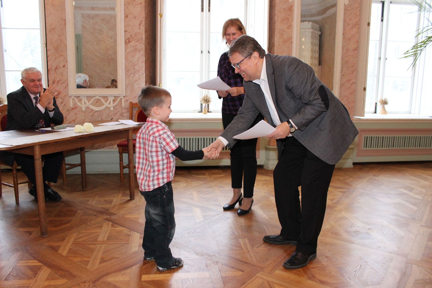 Kuni 7aastaste laulupoiste vanusegrupi võitja Robert Zinovjev saab koos diplomiga ka käepigistuse lauluvõistluse patroonilt Lembit Saarsalult.