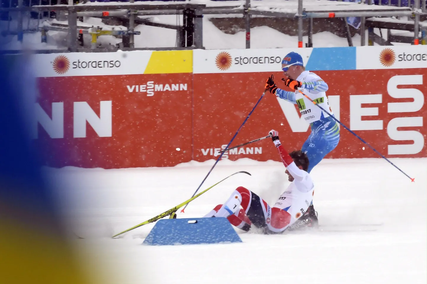 Emil Iversen vahetas liiga aeglaselt suusarada ning põhjustas Iivo Niskaneni kukkumise.