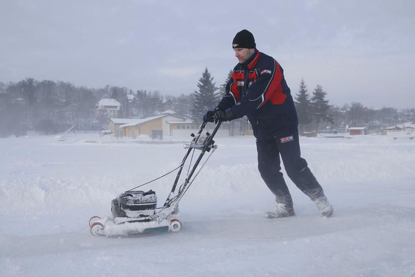 Rajameister Reikko Jents töötas eile järvel jäähalli poordifreesiga, mis jätab endast maha 30 sentimeetri laiuse sileda jälje.
