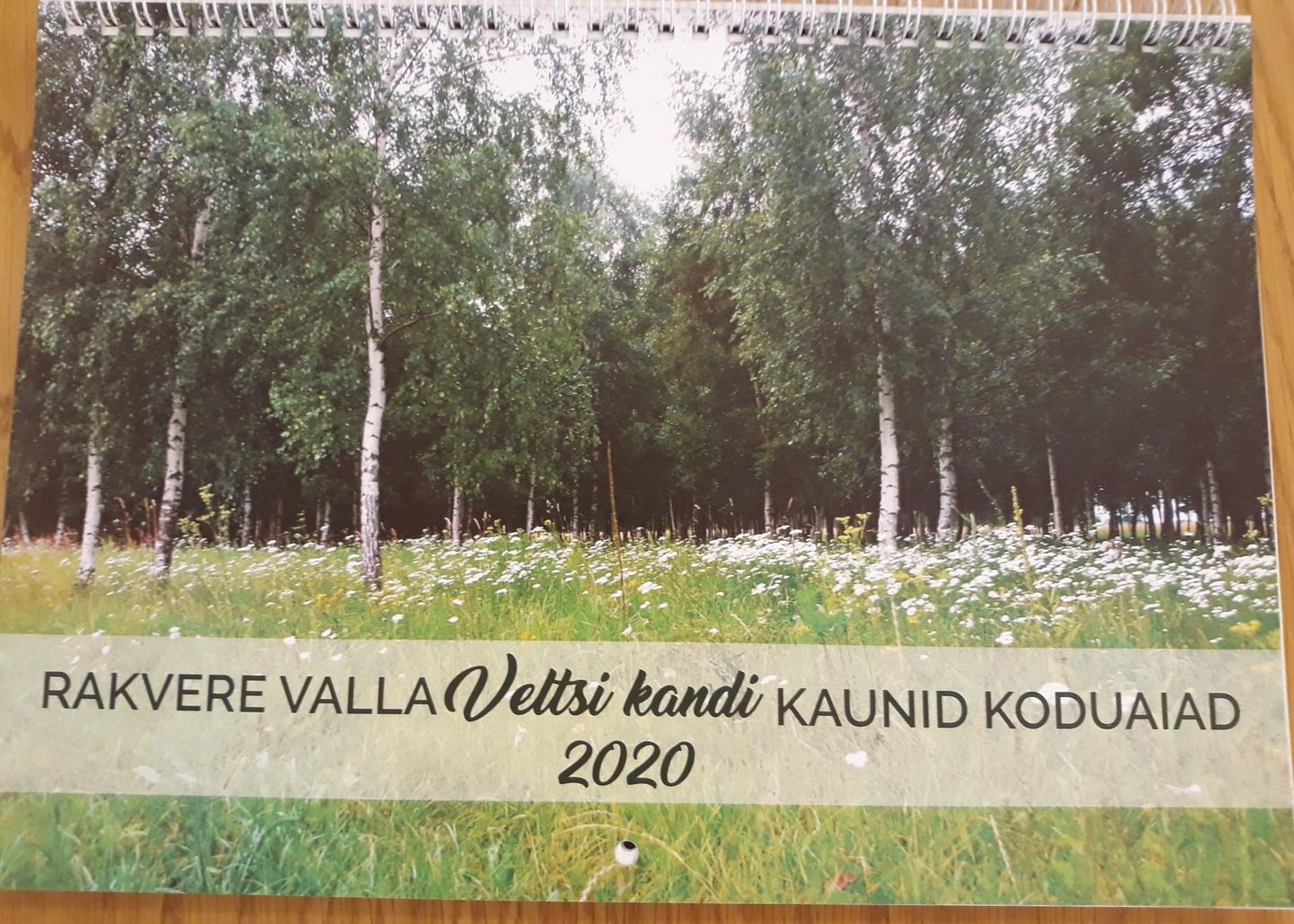 Rakvere valla 2020. aasta kalendrit kaunistavad fotod Veltsi kandi koduaedadest.