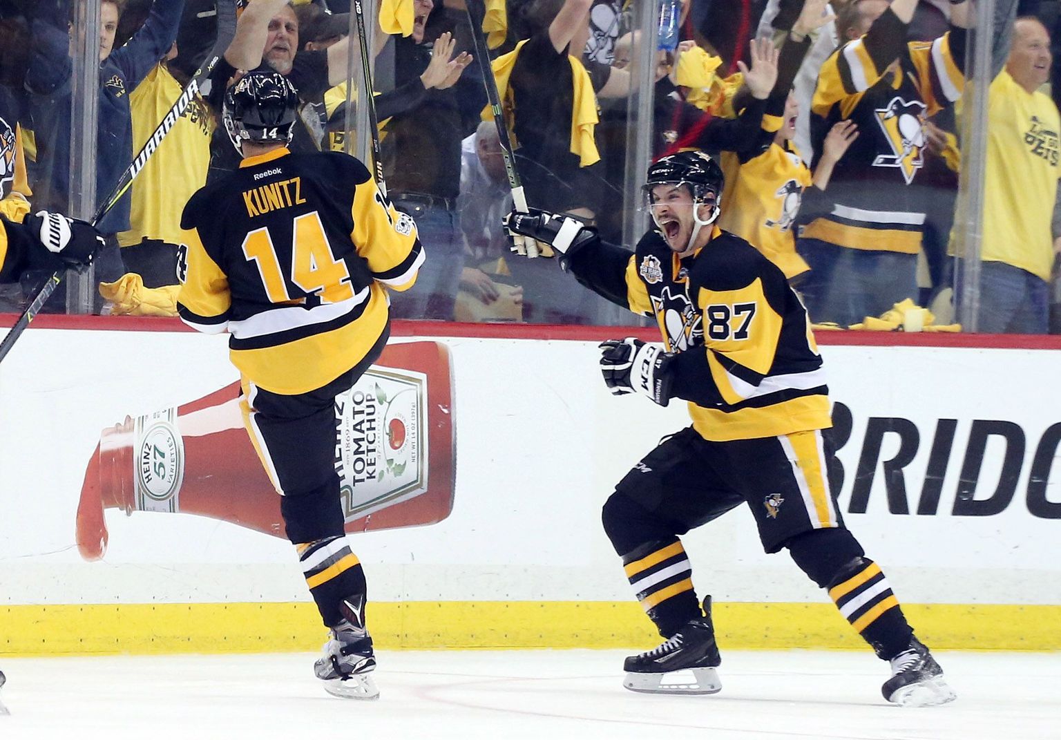Chris Kunitz (vasakul) ja Sidney Crosby tähistamas Penguinsi jõudmist NHLi finaali.