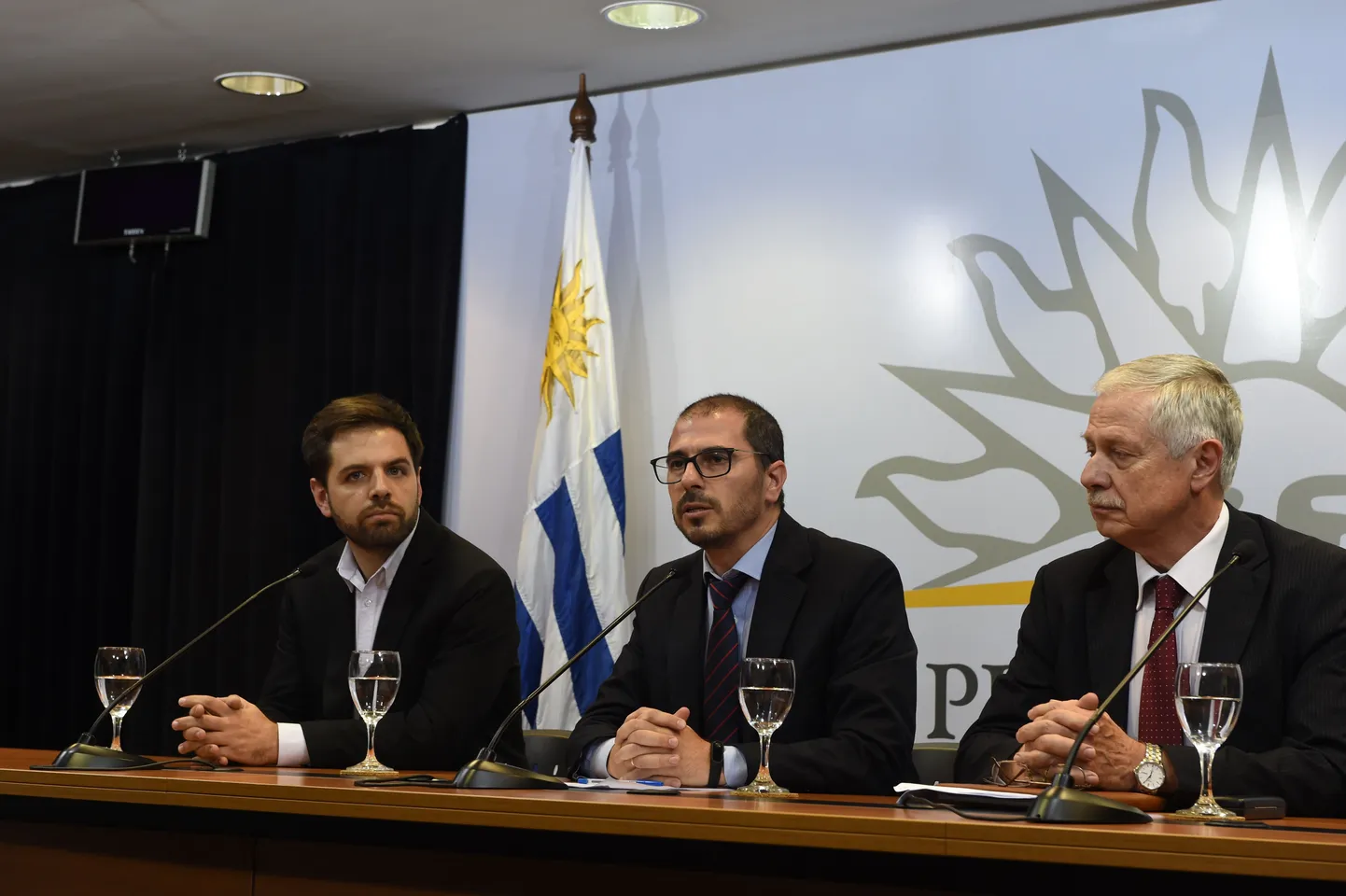 Uruguay riiklikku uimastinõukogusse kuuluv presidendi nõunik Juan Andrés Roballo (keskel) koos nõukogu esimehe Diego Oliveri ja tervishoiuminister Jorge Bassoga (paremal) neljapäeval pealinnas Montevideos peetud pressikonverentsil, mil avalikustati, et 2. mail avatakse registreerimine riiklikus marihuaanatarvitajate nimistus ning alates juulist on võimalik apteekidest osta marihuaanat.