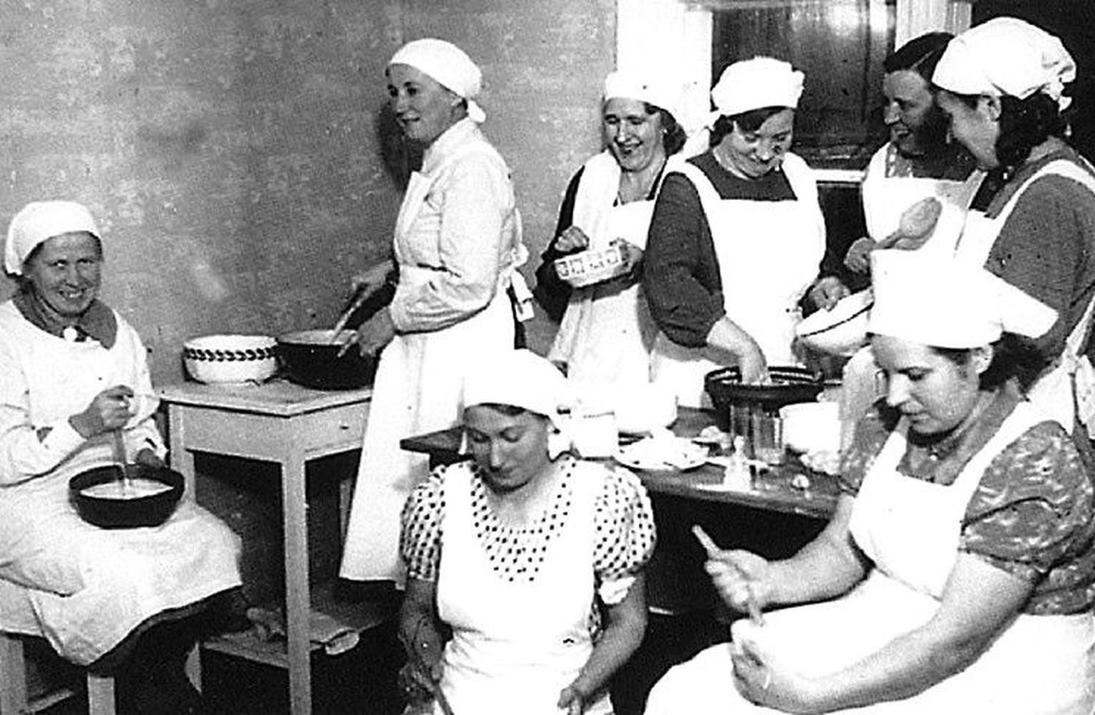 Sõjaeelsel Aegnal kihas vilgas seltsielu, näiteks Aegna Naisselts korraldas mitmesuguseid kursusi. 1939. aastal tehtud ülesvõttel on prouad kogunenud küpsetamiskursusele.