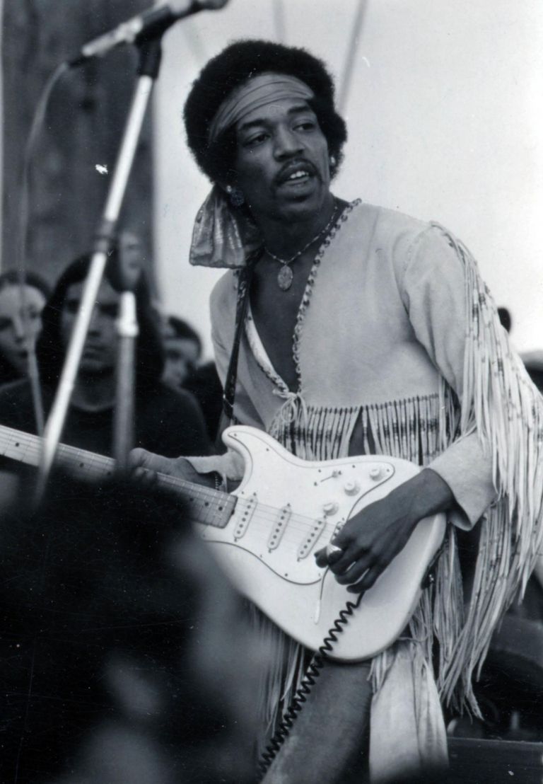 Legendaarne Jimi Hendrix esinemas Woodstocki festivalil.