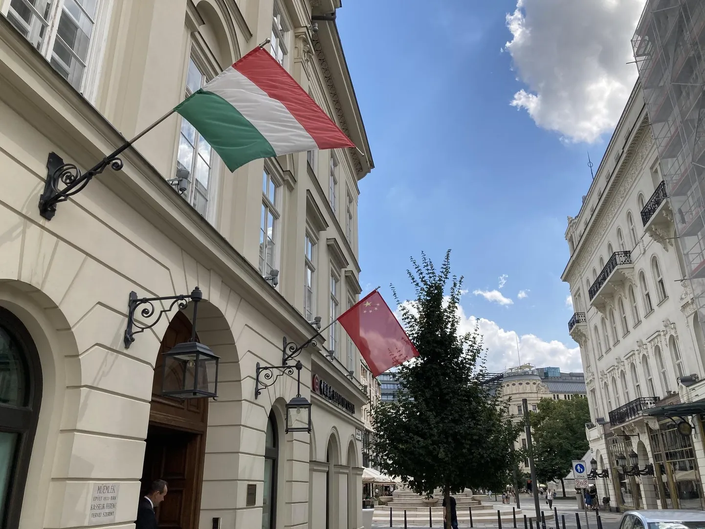 Ungari ja Hiina lipud Bank of China kontori kohal Budapestis.