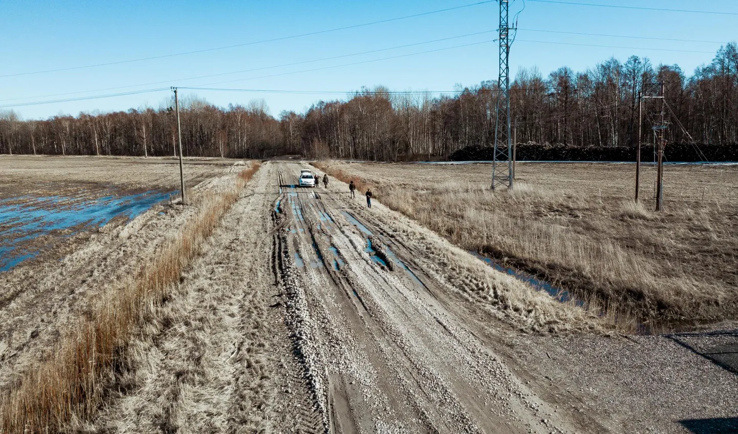 Tõstamaa vallavalitsus ei näinud Kõpu-Kavaru tee mustkatte alla viimiseks võimalust või vajadust. Nüüd on probleem Pärnu kaelas.
