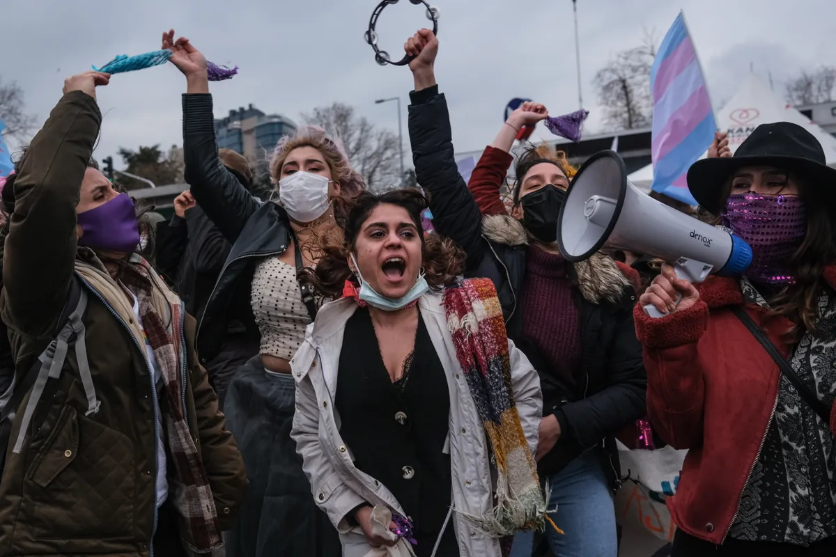 2021. gada 6. marts, Stambula, Turcija. Noris demonstrācija vardarbības izskaušanai pret sievietēm. Sievietes skaļi kliedz saukļus un vicina plakātus. Demonstrācijas mērķis ir panākt lielāku atbalstu cīņai pret vardarbību un likt sabiedrībai uzzināt dramatisko statistiku. Pēc sociālās platformas "We ll Stop Femicide"  datiem, Turcijā 2020. gadā vīrieši nogalinājuši 335 sievietes.