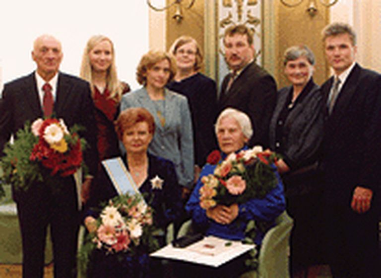 Kopā ar kolēģiem Rīgas Latviešu biedrības namā, NBD rožu selekcionārei Dzidrai Riekstai (sēd līdzās V. Vīķei-Freibergai) un pārtikas augu pētniekam Alfredam Ripam (pirmais no kreisās) Triju Zvaigžņu ordeni saņemot. 