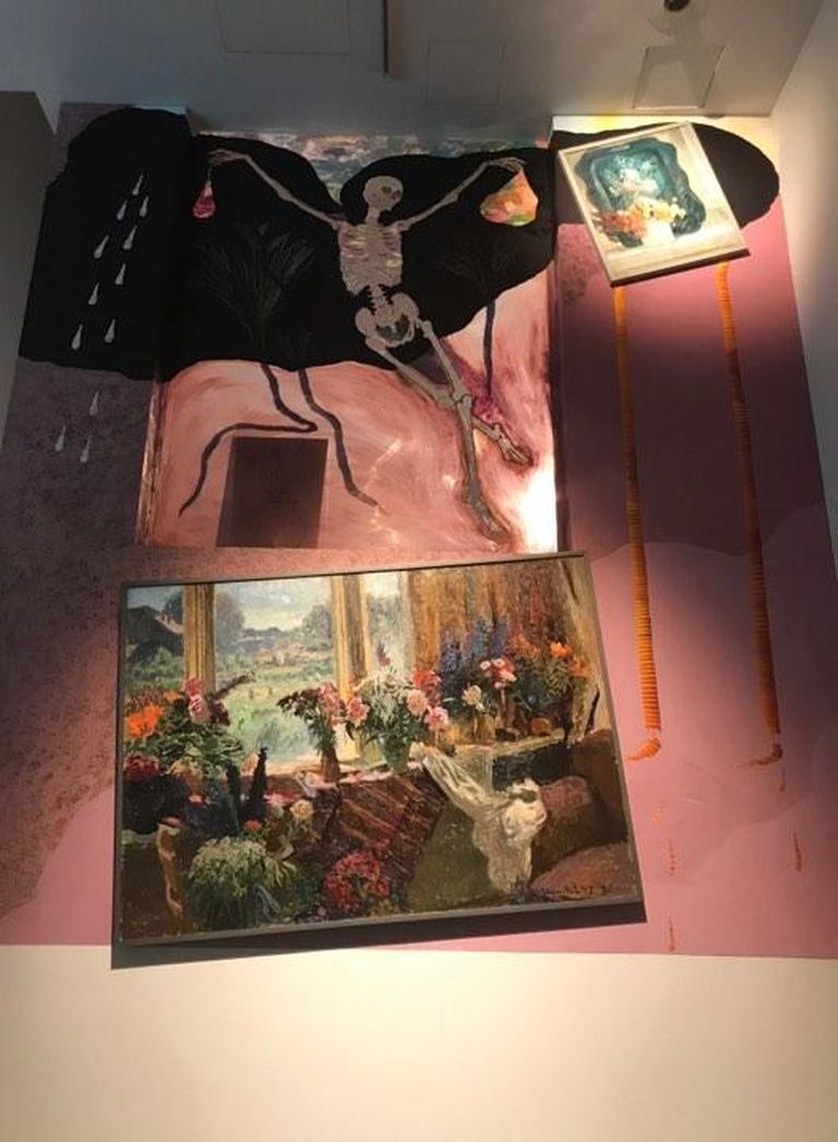 Merike Estna installatsioon «Ohustatud aegade ookean», inkorporeerib endasse Elmar Kitse maali «Lilled» ning Nikolai Kormašovi «Natüürmordi musta kandikuga».