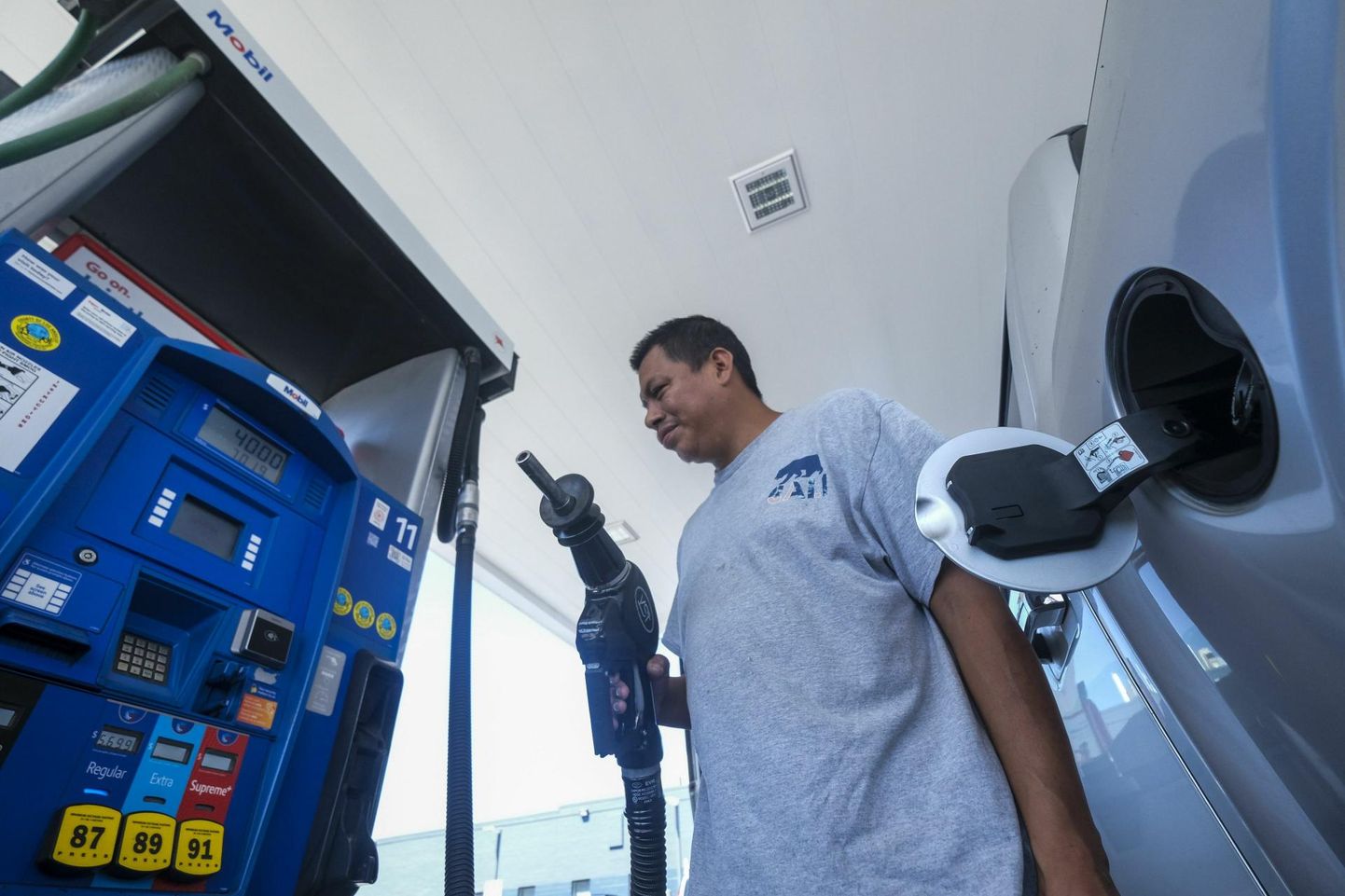 USA majandusele aitab kaasa ka energiasõltumatus. Kui 2022. aasta alguses tõusis bensiini hind Euroopas aasta varasemaga võrreldes ligi viiendiku, siis Ühendriikides ainult kolm-neli protsenti. Mobili bensiinijaam Los Angeleses.