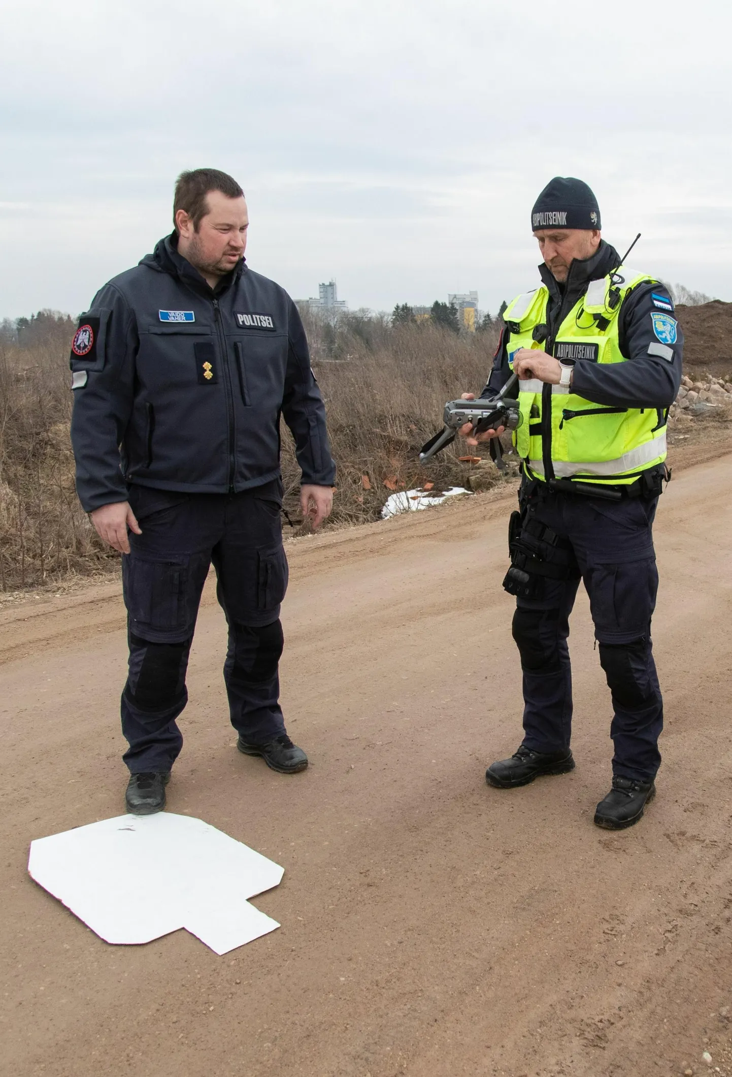 Viljandi politsei­jaoskonna rühmajuht Vaido Vaher (vasakul) ja abipolitseinik Aivar Paas nägid kevadest saadik tublisti vaeva, et värvata uusi abipolit­seinikke. Septembri lõpus ­
asuti neid koolitama.