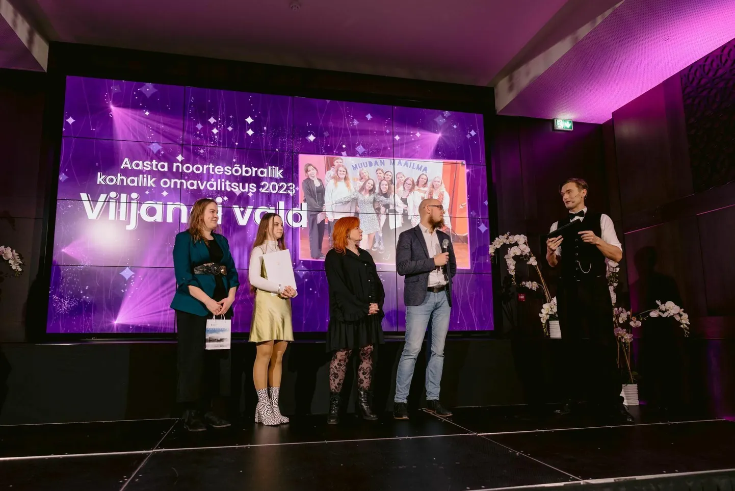 Möödunud aastal valiti kõige noortesõbralikumaks omavalitsuseks Eestis Viljandi vald. Auhinda käisid vastu võtmas (vasakult) noortekeskuse juhataja Liis Särg, noortevolikogu esimees Inganora Makko, abivallavanem Irma Väre ja noorsootöö spetsialist Are Tints. Paremal galaõhtu juht Meelis Kubo.